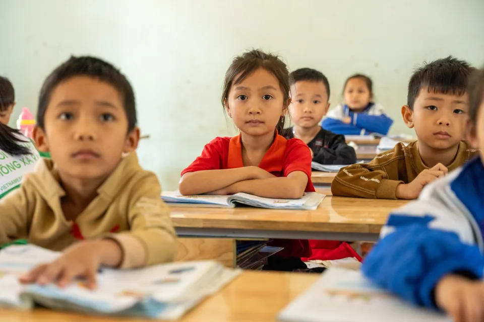 Phụ huynh trao đổi với giáo viên