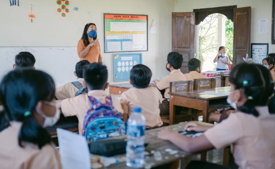 Học sinh thảo luận nhóm